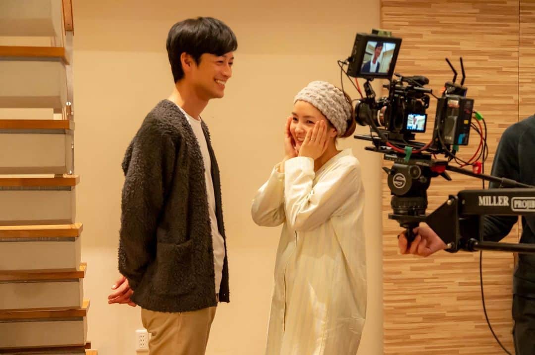 「年の差婚」ドラマイズム【公式】のインスタグラム：「. ／ #年の差婚 今夜５話放送です🥰🥰 ＼  💕MBS 24:59〜 💕TBS 25:28〜  (通常時間に戻りました🥺‼︎)  ５話からは展開が忙しく なっていきますよ〜😳😳⚡️  今日はどんな #ほっこりキュン が あるのでしょうか...👏👏 ハッシュタグは #年の差婚 です♡  ４話の #おかわり年の差婚 は こちらから！！！！  #おかわりショーン も是非！🤤笑 https://tver.jp/corner/f0065350  1〜4話は #TELASA で独占配信中🐢♡ https://www.telasa.jp/series/11167  #葵わかな #竹財輝之助 #松本若菜 #小野寺晃良 #吉野北人 #河井青葉 #徳井優 #吹越満 #ショーンキュン  #ほっこりキュン」