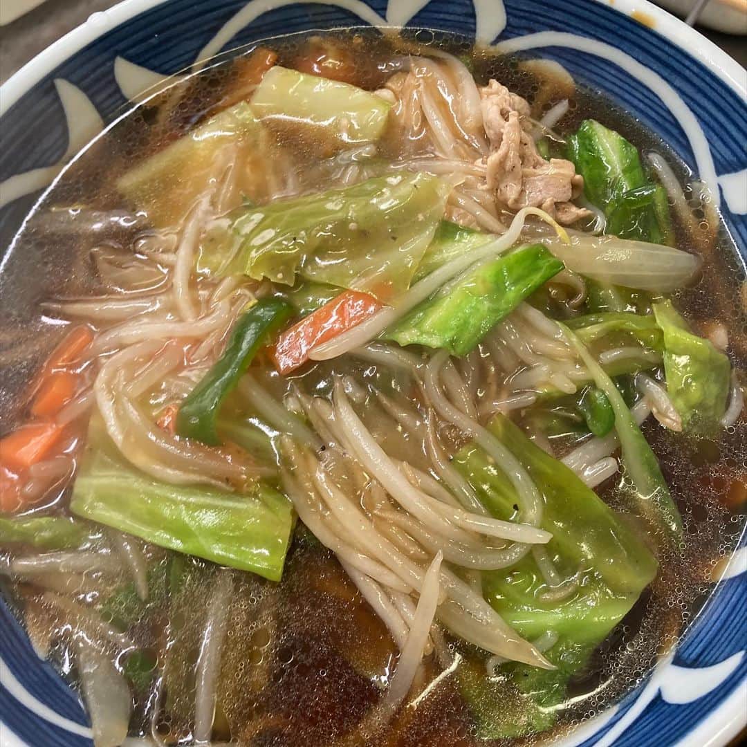 佐藤竜雄のインスタグラム：「先日に引き続き #サンマーメン を作ってみる。青野菜多くて広東麺ぽくなってしまった。完成への道は遠い。 #今日のランチ #神奈川のソウルフード #東京で食べる #自炊」
