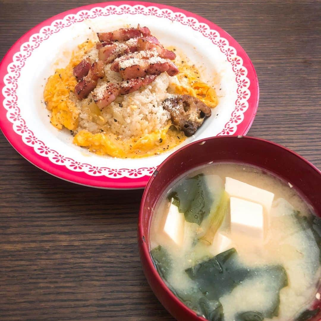 奥山佳恵さんのインスタグラム写真 - (奥山佳恵Instagram)「・ 朝ごはん、晩ごはんは 私のおなかが空いてなくても 家族のみんなに合わせて作る  だからお昼ごはんだけは 私のタイミングで！ 私の好きなものを！ 思いきり食べるー！  はじめて作った #山本ゆり さん #レシピ とろとろ卵の鉄板カルボナーラ炒飯 #syunkonカフェごはん 7  鉄板のスキレットじゃなく フライパンでだけど おいしかったー！！ カルボ好きには たまらーん！  飲むよーに食べた。 目の前にあったの、 一瞬だけだったわ！  お昼は私だけのもの と思って作りながら こんなにおいしいと ああこれみんなにも作りたいと思う  そんな私は #お母さん  手前にある ちっこいレンコンは 朝ごはんの残りもの。 こちらも山本ゆりさんの  やみつき甘辛マヨれんこん  ゆりさん、 #朝も昼も夜も お世話になっています！ ありがとう！！  写真２枚目も 朝ごはんの残りの #お味噌汁  #和も洋も中も  レシピや献立を 考えられるひとを 心から尊敬してやまない。  #ランチ #ひとりランチ #カルボナーラ #大好き ・」1月19日 13時54分 - okuyama_yoshie