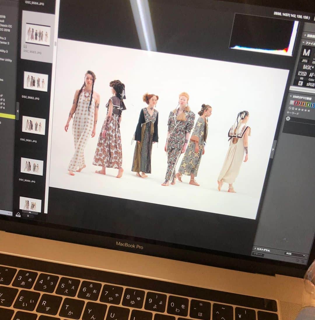 進藤郁子のインスタグラム：「たまにはバックヤードを、、、🤳 . チームで楽しい時間でした。 時間がない中ドタバタ。 みんなありがとう。  . @teruakishinjo  @abo.madoka  @mkkkkk_n  @noozoomii83  @_rxxexx1_  @ovmk  @nhumaaaaa  @shiseido_hma」