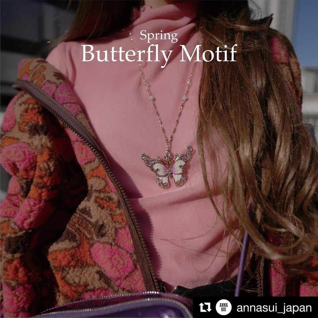 りりあさんのインスタグラム写真 - (りりあInstagram)「#Repost @annasui_japan with @get_repost ・・・ 2021 SS Collection ・ butterfly motif ・ キレイなグラデーションカラーと きらめくカットガラスを散りばめた 存在感ある BIG 蝶が魅力のネックレス 着けやすいサイズのピアス ( イヤリング ) や ブレスレットと 合わせてより華やかな印象に ・ アナ スイ ジャパン 公式ウェブストアで 1/21 より販売開始予定 ・ ・ #annasui #annasuijapan # アナスイ # アナスイジャパン #AnnaSuiAW2020」1月19日 14時10分 - lilliakarina