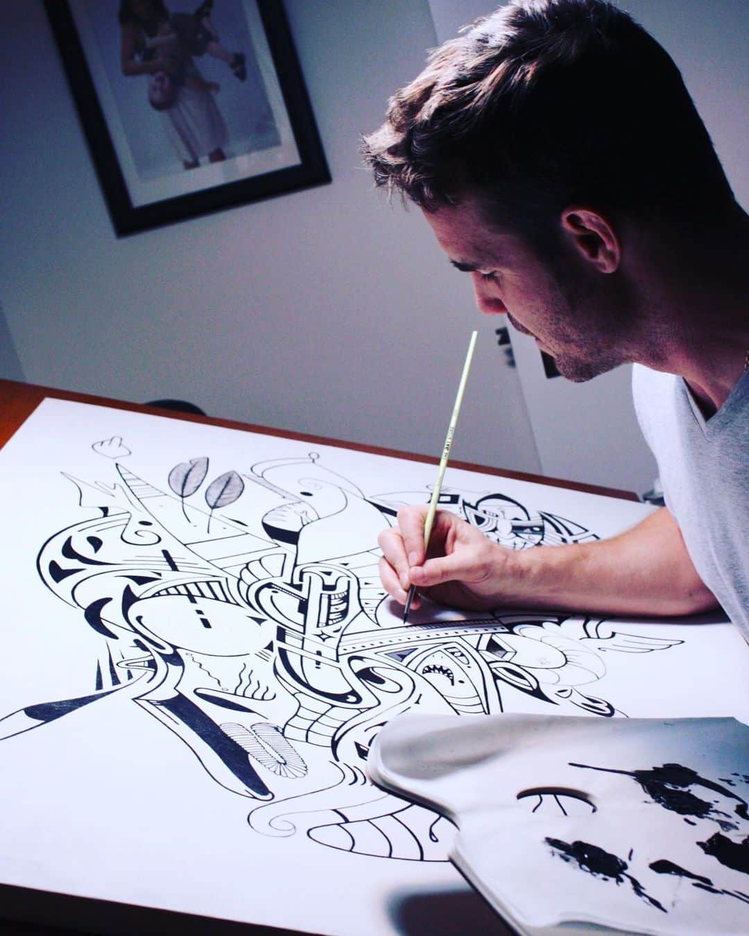 エディ・マクリントックのインスタグラム：「I am an arteest!」