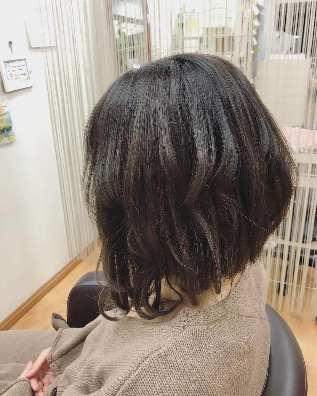 のインスタグラム：「本日はリクエスト撮影でした📸 久しぶりの個人ではなく、仲介してくれるサイトからプロフィールを見て、ご依頼いただきました✉️ いつもスタジオ撮影で限られた関係者でやっています📷  特に直前もご確認なかったですが、ミディアムの長さの被写体ご所望みたいだったので、昨日仕込みしてきました💇‍♀️  仕事上、できる範囲で（ギャラにも上乗せするかもしれませんが）派手髪などもご相談ください🌟  #shooting #撮影 #model #リクエスト撮影 #job  #ミディアム #前下がりミディアム #前下がりミディ #ボブ #髪質改善トリートメント #アッシュカラー #ハイライト #ローライト #被写体 #写真集発売中  #サロンモデル #ウェディングモデル #ブライダルモデル #bridalmodel  #ポートレートしま専科  #ポートレート  #photography  #写真  #写真好きな人と繋がりたい  #写真撮るの好き人と繋がりたい  #portraitmodel  #portrait  #ファインダー #ファインダー越しの私の世界  #followme ‪ ‬」