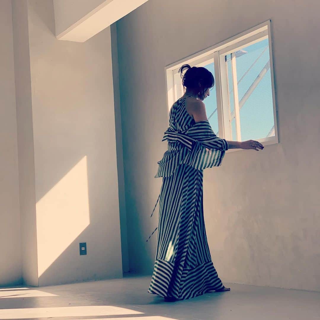 のインスタグラム：「@keitamaruyama  素晴らしい洋服たち @otonamuse  4月号お楽しみに❣️ @enasoluna_official  もチロっと 光栄😭✨👏 photo  by @1030kei」