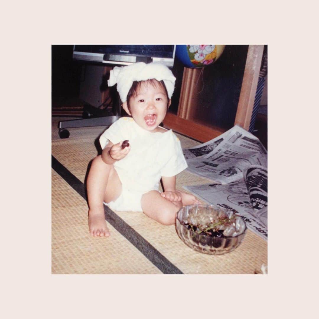 牧野由依のインスタグラム：「1月19日、35歳の誕生日迎えました🥰  インスタライブ観てくださった皆さま、ありがとうございました🙇‍♀️✨ SNSやLINEでも沢山の「おめでとう」メッセージを頂いて幸せの極みです💕  今年の目標でもあるのですが、 35歳は丁寧に毎日を生きてみたいと思います。  （…べ、別に今まで雑に生きてきたって訳じゃな、な、無いんだから…無いんだからね！！ww）  少し時間が掛かってしまう事でも、結果に至るまでの過程を知ったりやってみたりする事で、物事をより魅力的に面白く感じる事ができると思ったんですよね☺️✨  そんな過ごし方も一度はしてみてもいいかなって🥰  なので目標は「丁寧に過ごす」です‼️  その中で素敵な事を見つけたら、ぜひお話させてくださいね❤️  今日は産んでくれた母に感謝‼️ これまでに出逢えたすべての皆さまに感謝💕の日。  幼少期の写真載せてみます🤤 pic1:やんちゃそうなキッズですね（笑）手に持っているのは葡萄でしょうか🤣 今の牧野の原点っぽい表情です。  pic2:2・3歳でしょうか😆 父の友人であるギタリストの #高田二郎 さん宅にお邪魔した時のですね✨ ジロパパのお陰で、今このお仕事を続けられているといってもいいくらいに凄く凄く応援して下さったなんですよ☺️  沢山の方々に可愛がって頂いて、 今も本当に沢山の方々に応援して頂いて… 幸せだーー✨  これからもよろしくお願いします🙇‍♀️❤️  #35歳 って#もっと大人だと思ってたけど #全然大人になりきれてない （笑） きっと#遊び心も大事 ‼️ #真っ白な気持ちで #たくさん笑って #幸せに過ごしたい 🥰」
