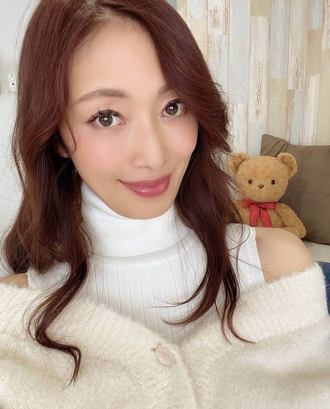 のインスタグラム：「#小早川怜子 #reikokobayakawa #kobayakawareiko #코바야카와레이코 @reiko.kobayakawa  #ニットコーデ #白コーデ #オフショル #japaneselady  #japanesewoman #classywomen #テディベア #teddybear  #セクシー女優 #アダルト女優 #models #AV女優 #カプセルエージェンシー #Capsuleagency」