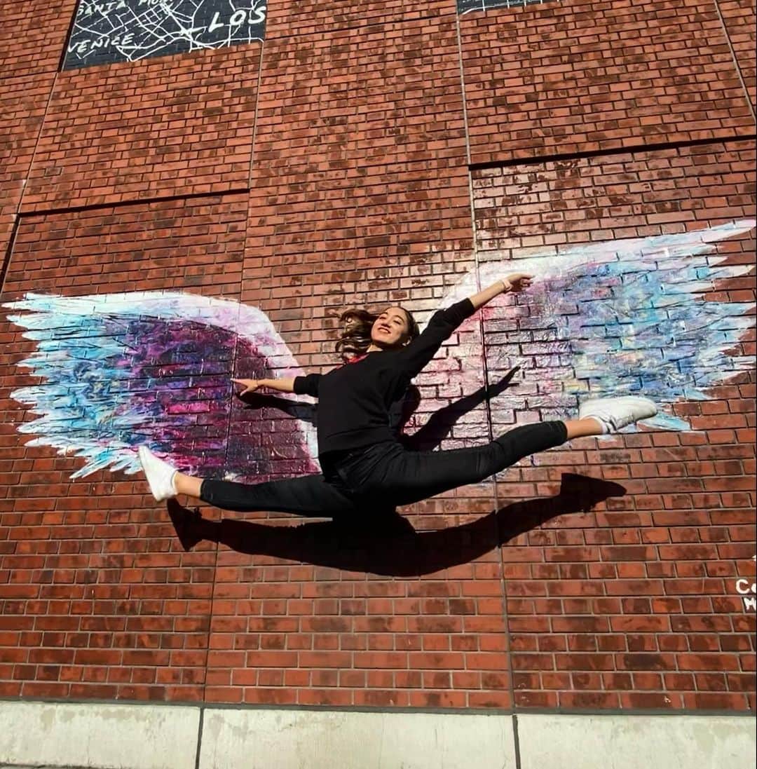 ベネット・マヤのインスタグラム：「Same place, different year, different photographer 👼🕊」