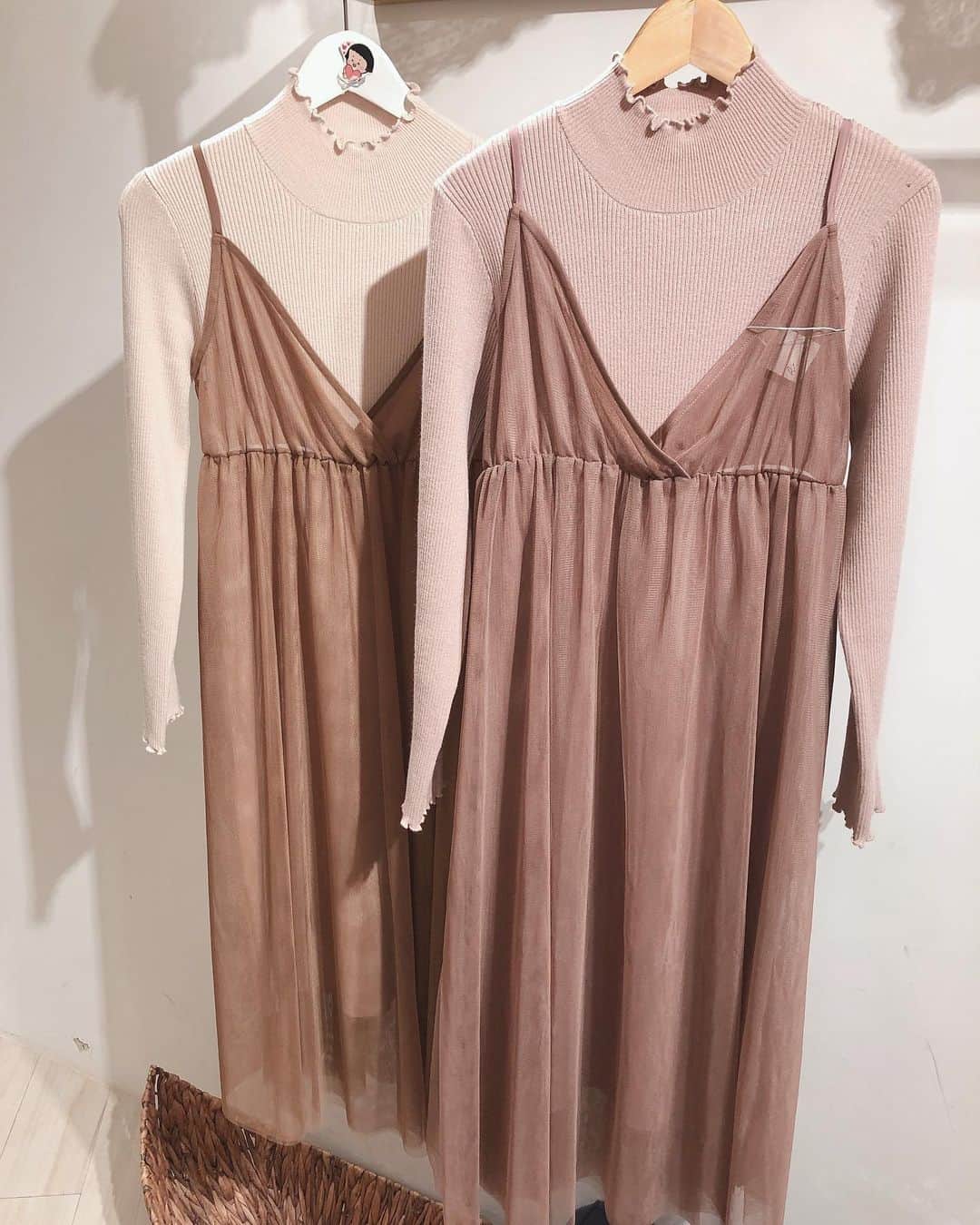 Fleur Fleurのインスタグラム：「🌸2021年第一回Novelty Fair 🌸 超鍾意呢啲粉粉地色嘅利是封啊 係由台灣作家繪畫 今次特登訂返嚟送俾大家🥳🎁 今次嚟買衫除咗有八五折之外, 購物滿港幣$2500更可享有Novelty禮物一份添！ 禮品數量有限送完即止🌝✨✨」