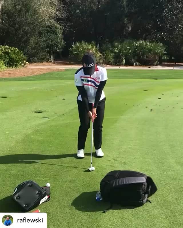 モリヤ・ジュタヌガーンのインスタグラム：「#momoriya #golf : Posted @withregram • @raflewski We often talk about adding more spin but an important shot to practice is taking spin away so the ball doesn’t check and grab too much. This is @mo_moriya playing a running shot with wedge by creating a shallow angle of attack, delofted face and strike location higher on the face. If you haven’t tried this shot give it a go. #shortgame #chipping #lpgatour」