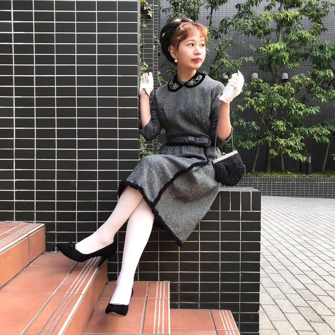 NUTTY Vintage&Collectibleのインスタグラム：「💐💐Formal Fair 2021💐💐  NEW ARRIVAL  ☑︎vtg wool gray dress ☑︎50's black velvet peal collar  しっかりとした厚みのあるツイード生地に裾部分は毛糸のフリンジになっております。 ウエストベルトはリボンデザイン。 さらに丸つけ襟を付けて上品な女性らしさを加えたスタイルに❤︎  ONLINE STOREに掲載致しております❤️  今なら¥10000以上お買い上げで送料無料&ジュエリー全て10%OFF！ お得な機会に是非ご利用下さい❤️  ---------------------------------------------------- 💐Formal Fair 2021💐1/18(mon)~ ☑︎ヴィンテージジュエリーALL10%OFF  🚌送料無料🚌1/15(fri)~ ☑︎VINTAGE ONLINE STORE ¥10000以上 ☑︎SELECT BOUTIQUE ONLINE STORE ¥5000以上 お買い上げで全国一律送料無料！ （※ONLINE STORE/その他通販全て対象） ----------------------------------------------------」