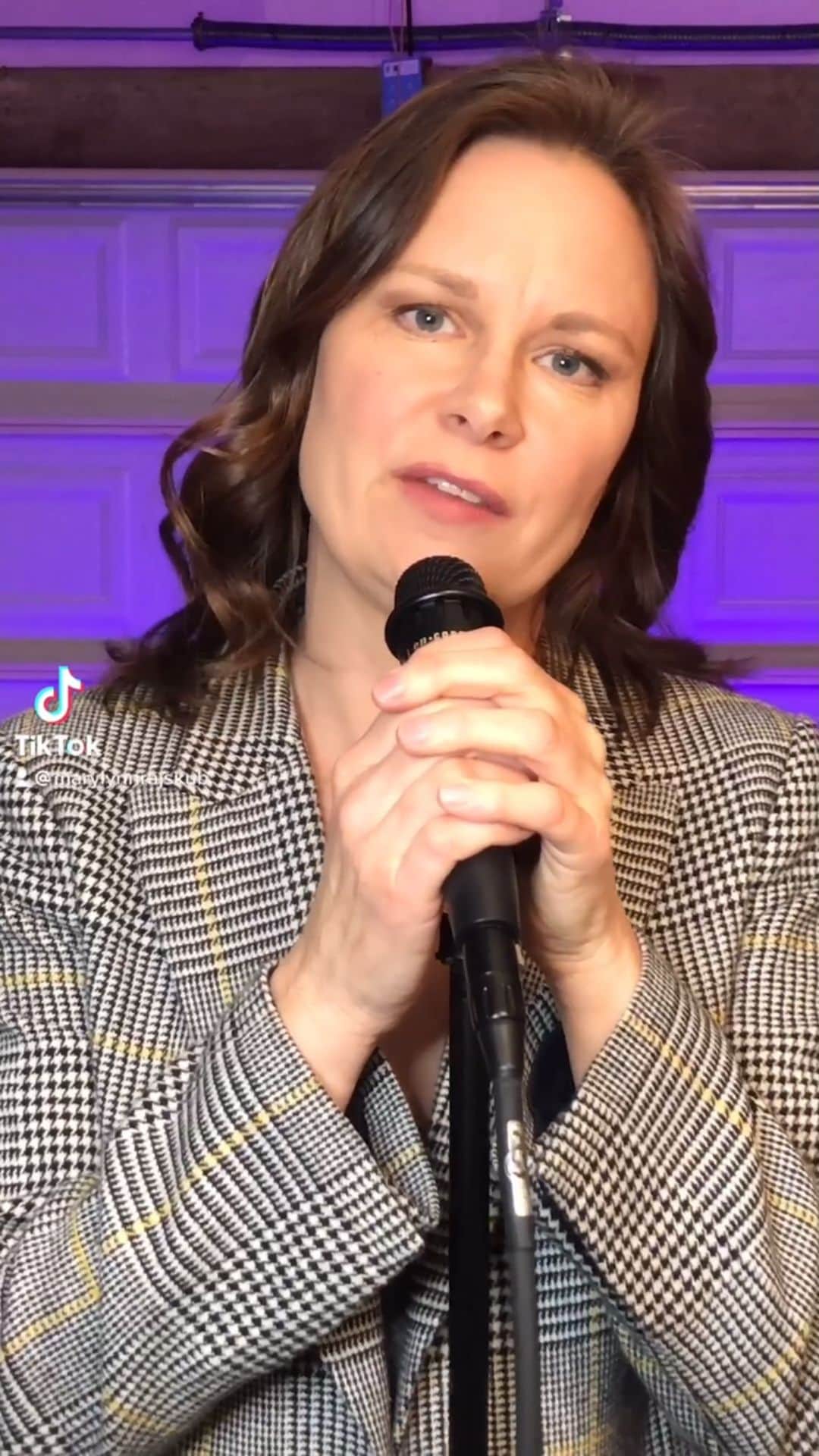 メアリー・リン・ライスカブのインスタグラム：「Mary Lynn Rajskub: Live from the Pandemic avail on Vimeo February 1st! Pre-order now! #standup #comedy #special #marylynnrajskub #24 #pandemic #funny」