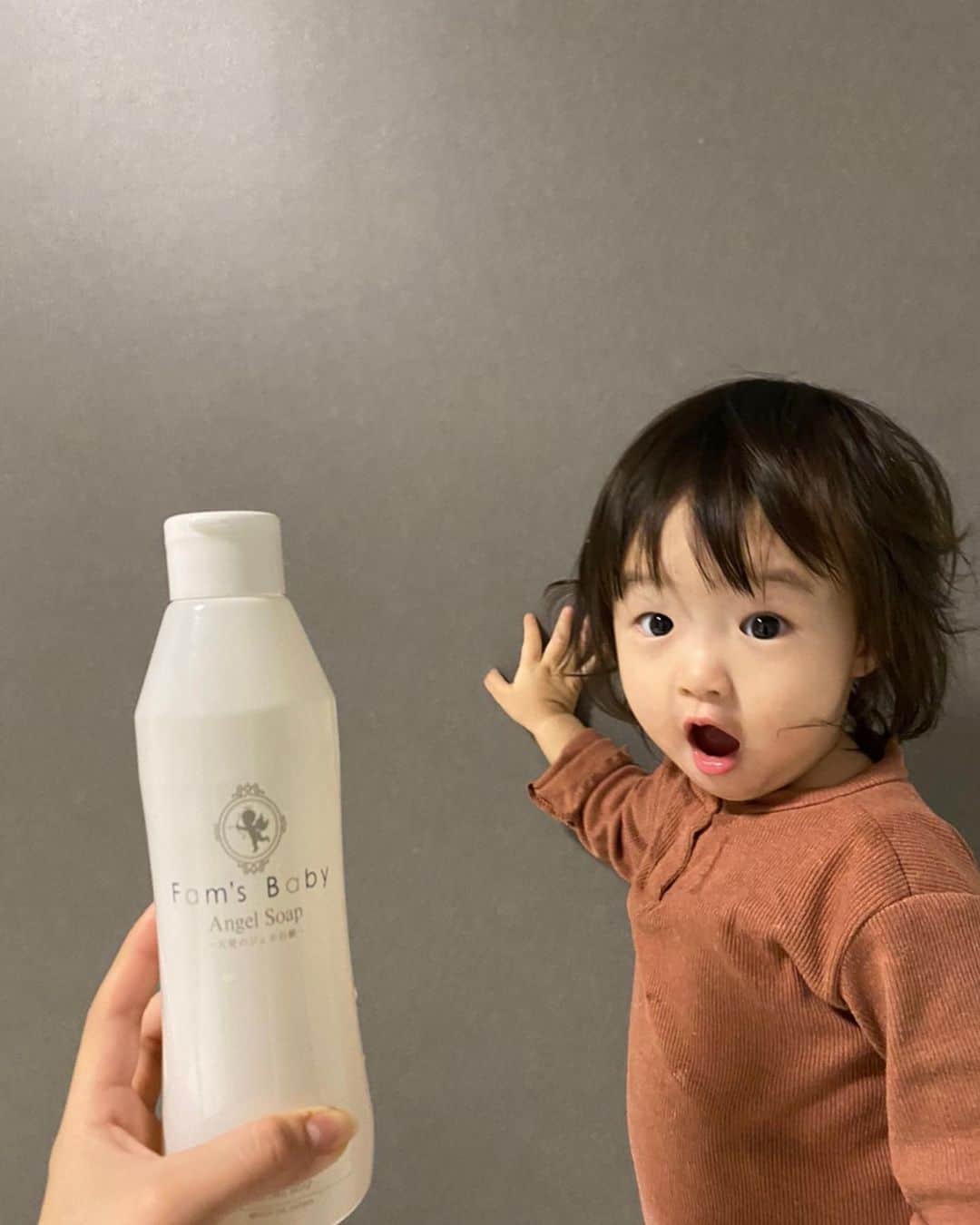 畠中清羅 のインスタグラム：「babysoap🌿  .  お肌が敏感な娘の為に最近見直した babysoap❤︎  .  使ってるものは　@famsbaby のだよ✨  赤ちゃんはデリケートなのに汗だったり 皮脂が多くて洗浄力がしっかりしていないと 汚れが皮膚に残ってしまって肌荒れの原因に😭  .  @famsbaby のsoapを使い始めて 肌トラブルがとにかく減った！  潤いもしっかりと残してくれるので この乾燥する季節でもそんなに乾燥が気にならなくなりました🥺🤍  .  オールワンソープなので洗顔、ボディ、ハンド デリケートゾーンにも使えるみたい👌  ソープで保湿を感じるってなかなかないので乾燥を感じてる大人の方でもお使いになれます🤍  肌トラブルに悩んでるママさん是非チェックしてみてください🌿」