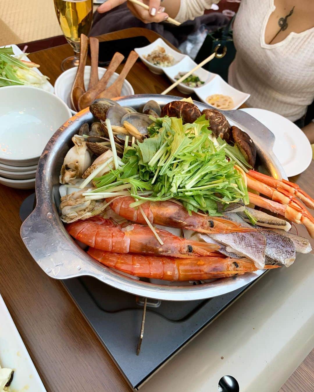 サマンサ麻里子さんのインスタグラム写真 - (サマンサ麻里子Instagram)「こたつ＋ちゃんちゃんこ＋お鍋＋みかん+ my girls = 幸せ❤️  A New Year kotatsu dinner outside with the girls + Rosa’s birthday ✨ We pretty much had the whole restaurant to ourselves 👼  #hotpot #seafoodhotpot #kotatsu #こたつ #ちゃんちゃんこ #japanesenewyear #girlsdinner #birthdaydinner #banebagus」1月19日 14時52分 - samanthamariko