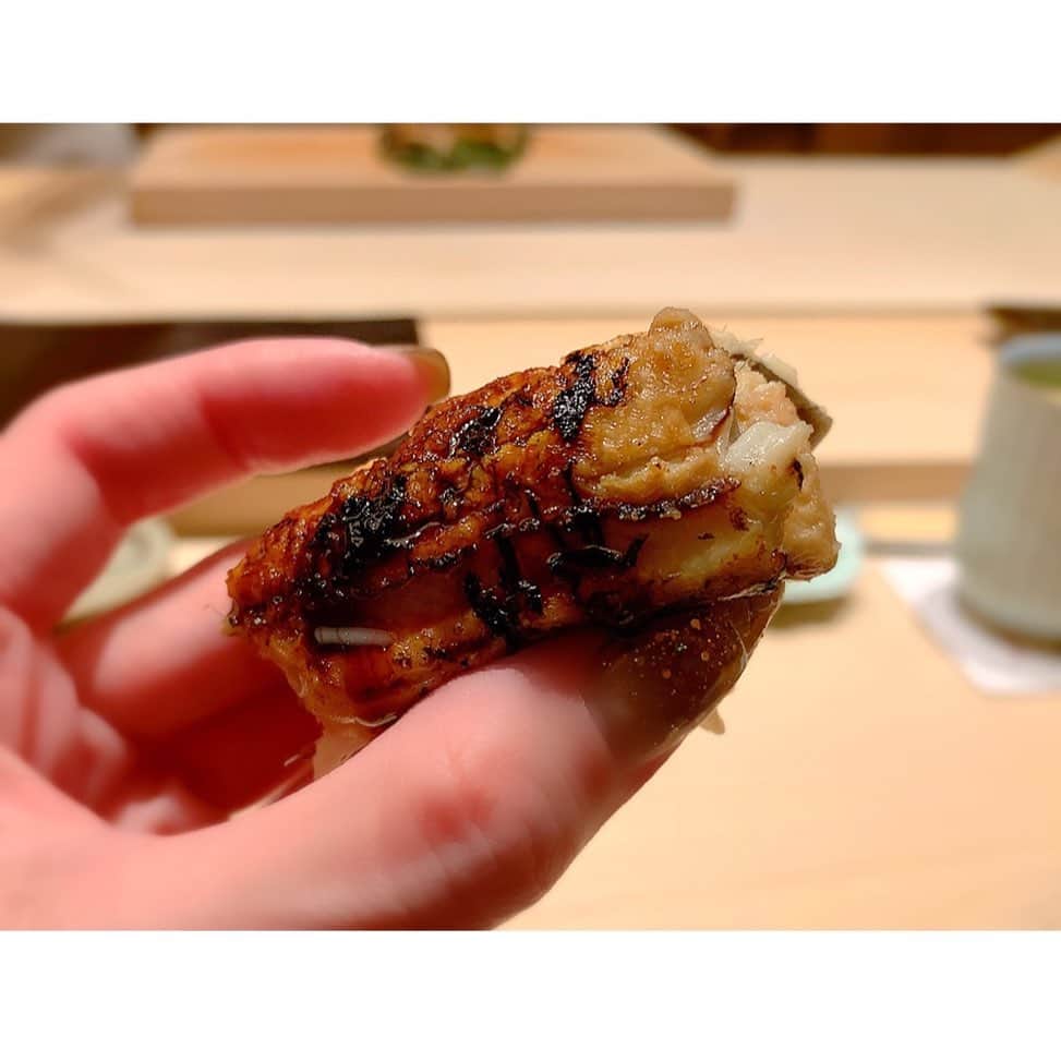 百合華さんのインスタグラム写真 - (百合華Instagram)「京都祇園にあるミシュラン一つ星の鮨割烹『鮨 楽味』にてディナータイム②😘💕  冬の味覚を逸品料理で堪能した後は極上江戸前鮨を沢山握って頂きました💋  愛嬌たっぷりな大将やスタッフさん方の笑顔溢れるおもてなしに心まで暖かくなる素敵なひとときを過ごす事が出来てしあわせ💖  #japan #日本 #kyoto  #京都 #祇園 #michelin1star  #ミシュラン一つ星 #鮨 #鮨割烹 #dinner #dinnertime  #ディナータイム #馬糞雲丹  #香住蟹 #ふわふわ穴子 #旬の食材 #冬の味覚  #高級食材 #職人技  #愛嬌たっぷり  #おもてなし #美食 #美食家」1月19日 14時52分 - yurika.lovelily