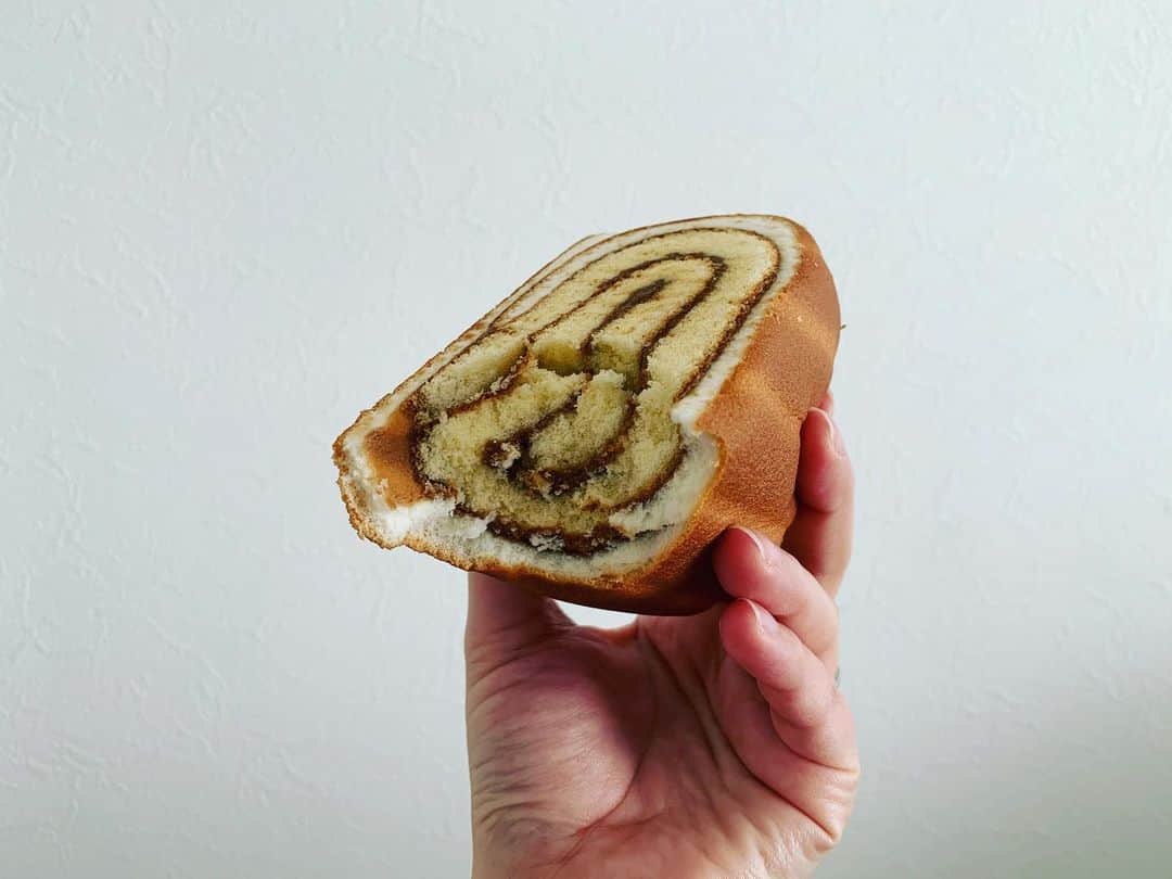 加納有沙さんのインスタグラム写真 - (加納有沙Instagram)「シベリアのような丸太のようなお菓子。  お腹が空いてたからか、飲むように食べてしもうた。 お昼鶏ムネ肉にした意味なし。  それにしても、ふっわふわで美味しかった。 もはや、まくらだった。  #UCCmilkcoffee #ミルクコーヒーロールケーキ」1月19日 14時59分 - alissakano