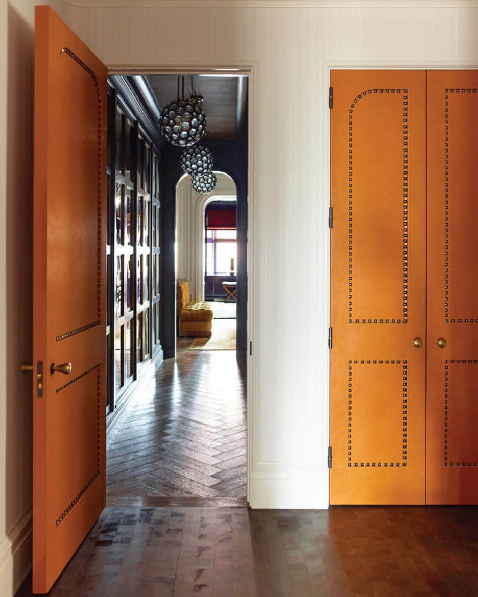 Homepolishのインスタグラム：「Make doors interesting through innovative materials. @stevengambrel added supple and elegant pumpkin-colored leather creating a modern, polished environment. For more pro tips, check out the link in bio.」