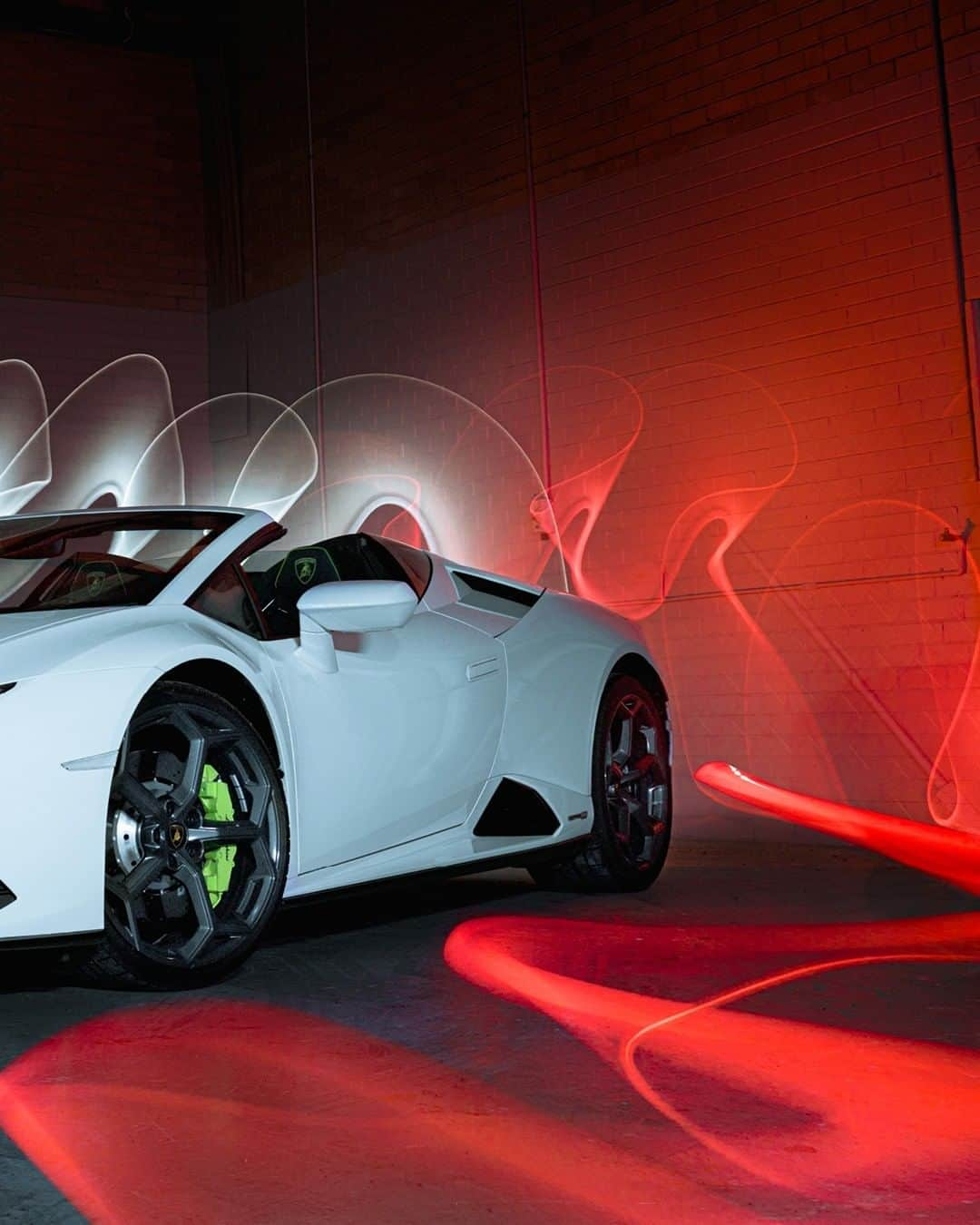 ランボルギーニさんのインスタグラム写真 - (ランボルギーニInstagram)「Huracán EVO RWD Spyder enlights your driving experience through Italian excellence and excitement. What do you think?  Captured by @northborders for @lamborghini_melbourne.  #Lamborghini #HuracanEVORWDSpyder #RewindToRWD」1月20日 1時58分 - lamborghini