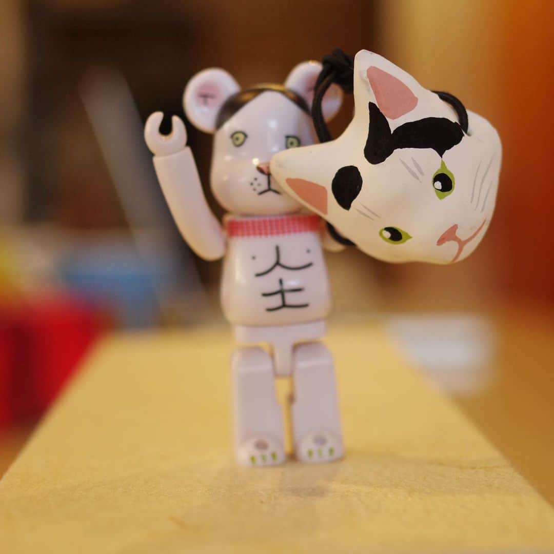 Kachimo Yoshimatsuさんのインスタグラム写真 - (Kachimo YoshimatsuInstagram)「ナナクロのお面をかぶったヨウカンさん。 MEDICOMTOY BE@BRICK29 シークレットヨウカンさん。 デザインは長女の「か」2014年12月発売。 #うちの猫ら #猫 #ねこ #cat #ネコ #catstagram #ネコ部 #bearbrick #bearblick #bearbrick29 #ベアブリック29シークレット #ベアブリック #yohkan #nanakuro #秋津屋 #ナナクロ #ヨウカンさん #medicomtoy http://kachimo.exblog.jp」1月20日 1時53分 - kachimo