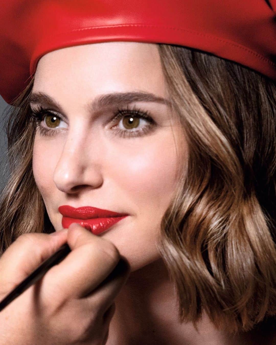 Dior Makeupのインスタグラム：「The incredible @natalieportman is wearing the iconic Rouge Dior 999 in its original satin finish. • ROUGE DIOR SATIN 999  • #diormakeup #rougedior #wewearrouge Dior created custom vegan accessories specifically for this Rouge Dior campaign.」
