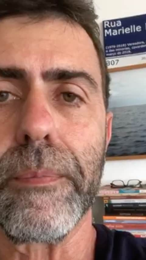 カエターノ・ヴェローゾのインスタグラム：「Participei da campanha de Boulos (@guilhermeboulos.oficial) e Erundina (@luizaerundina) tenho imensa admiração por Erundina, mas o momento é da gente se unir e apoiar o opositor do candidato do governo na Câmara. Estou com @marcelofreixo: acho que não podemos deixar o Congresso na mão do executivo. Temos, como defensores da democracia, de pedir aos deputados que também a defendem que votem em Baleia Rossi (@baleia.rossi).  #Repost @342artes  Ouça o recado de @marcelofreixo  O impeachment é muito importante. Mas antes, precisamos trabalhar para que uma Frente Progressista possa garantir a Presidência da Câmara dos Deputados. Esta frente tem um candidato:  Baleia Rossi (@baleia.rossi) Seu oponente, Arthur Lira, JAMAIS levará um processo de impeachment adiante. Além de ser o candidato da devastação do meio ambiente , dos agrotóxicos, do desrespeito aos povos originários e aos direitos humanos! O Brasil precisa entrar em um processo civilizatório. Mesmo que por um momento, tenhamos que guardar nossas diferenças para isso.  #342Artes #EleiçõesDaCâmaraDosDeputados #BaleiaRossi #MarceloFreixo  #CaetanoVeloso」