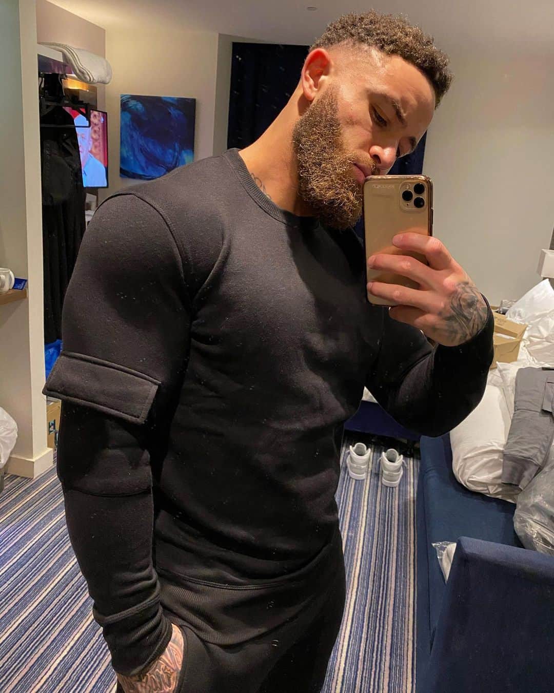 アシュリー・ケインのインスタグラム：「Today’s Fit 🥷 @itsplain_ Who would rock this? 👀 Dirty hotel mirror, tracksuit still looks CLEAN 👌🏾 Casual loungewear essential with utility twist 🌪 www.its-plain.com」