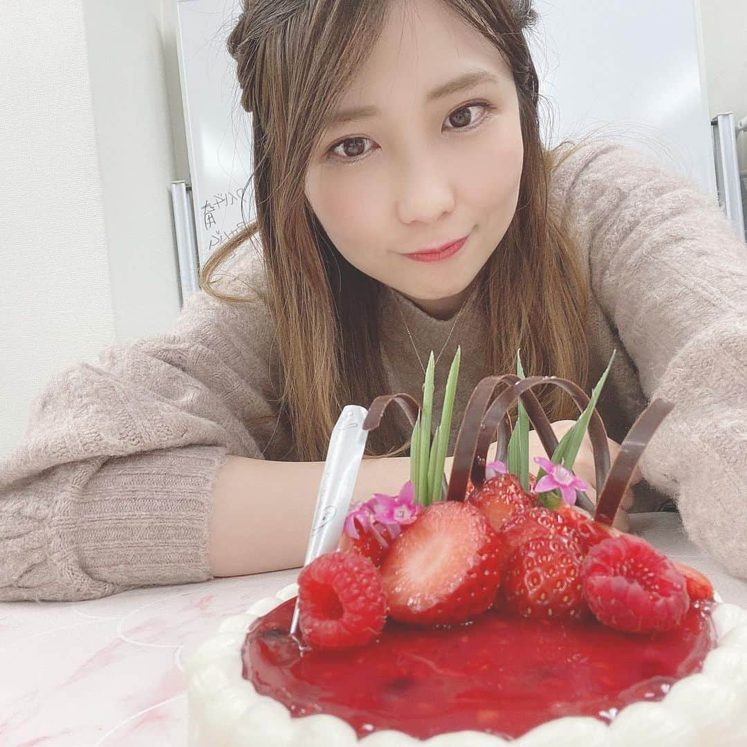 藍澤慶子さんのインスタグラム写真 - (藍澤慶子Instagram)「誕生日とか、なんでもない日にホールケーキって、それはそれは幸せな気分になるね♡あ、もちろん誕生日のケーキも幸せだよ！！笑 #女優も自画撮り #actress #model #japanese #cake #中身は #レアチーズケーキ #待て #してる #水天宮前 #人形町 #ケーキ屋」1月20日 0時37分 - kepiko928