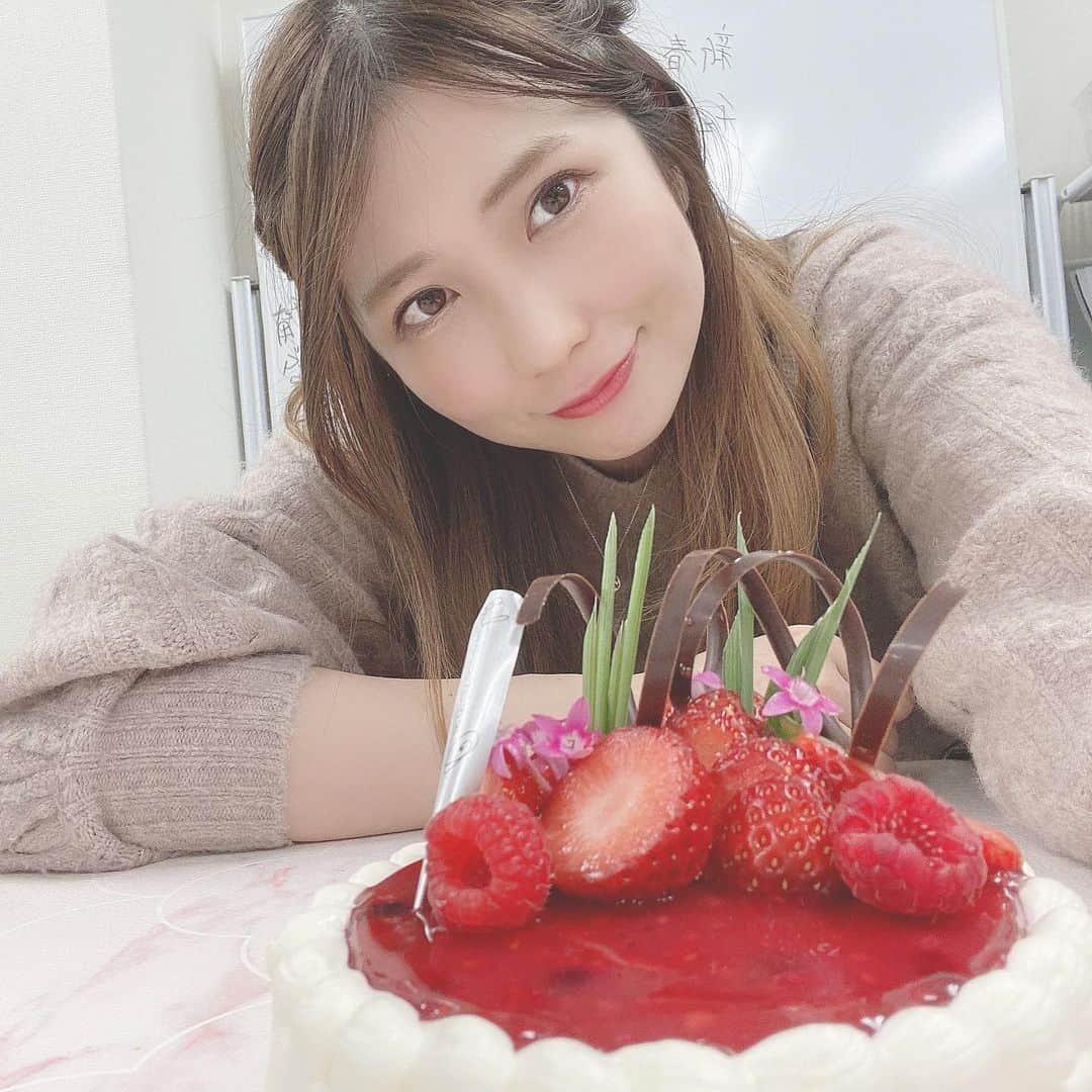 藍澤慶子のインスタグラム：「誕生日とか、なんでもない日にホールケーキって、それはそれは幸せな気分になるね♡あ、もちろん誕生日のケーキも幸せだよ！！笑 #女優も自画撮り #actress #model #japanese #cake #中身は #レアチーズケーキ #待て #してる #水天宮前 #人形町 #ケーキ屋」