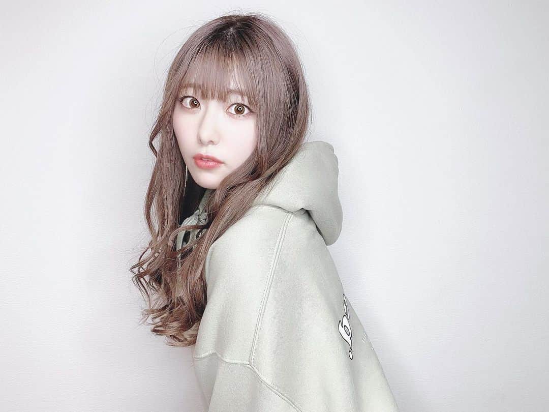 のインスタグラム：「🤍﻿ ﻿ 久々に写真撮ったなあ ¨̮﻿ パーカーあったかくてスキ﻿ ﻿ ﻿ ﻿ ﻿ ﻿ ﻿」