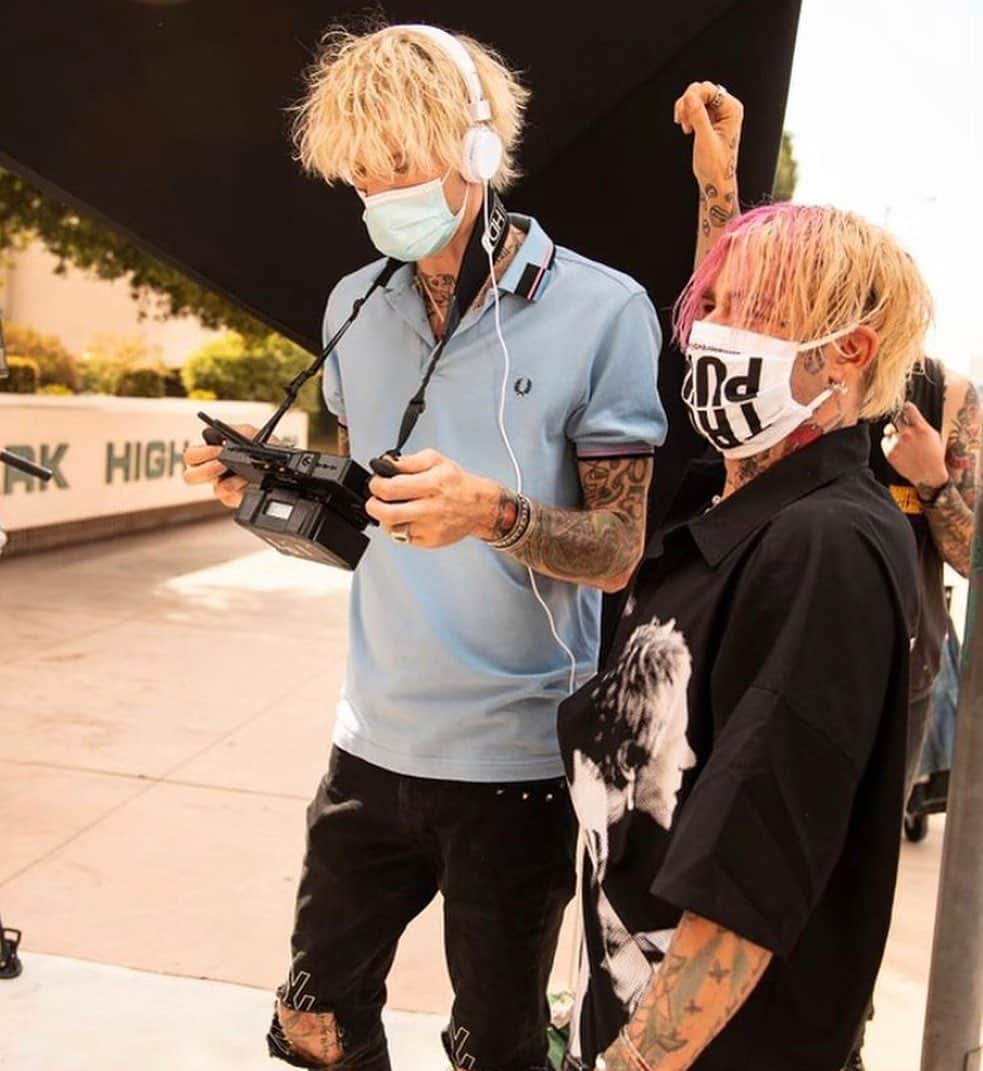 Kerrang!さんのインスタグラム写真 - (Kerrang!Instagram)「Regram: @machinegunkelly ⠀⠀⠀⠀⠀⠀⠀⠀⠀ MGK’s Downfalls High musical gets over 16 million views on opening weekend! The Tickets To My Downfall musical premieres on YouTube following super-successful Facebook debut. Read more over on Kerrang.com 🙌 ⠀⠀⠀⠀⠀⠀⠀⠀⠀ #kerrang #kerrangmagazine #machinegunkelly #ticketstomydownfall #downfallshigh」1月20日 0時43分 - kerrangmagazine_