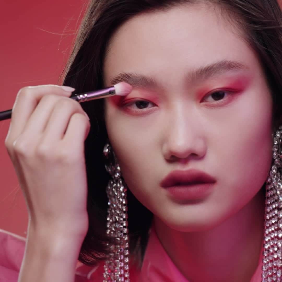 のインスタグラム：「Blends in – so you can stand out. Kiss lids with ultra-blendable, high-impact hues of Powder Kiss Soft Matte Eye Shadow. #MACPowderKiss」