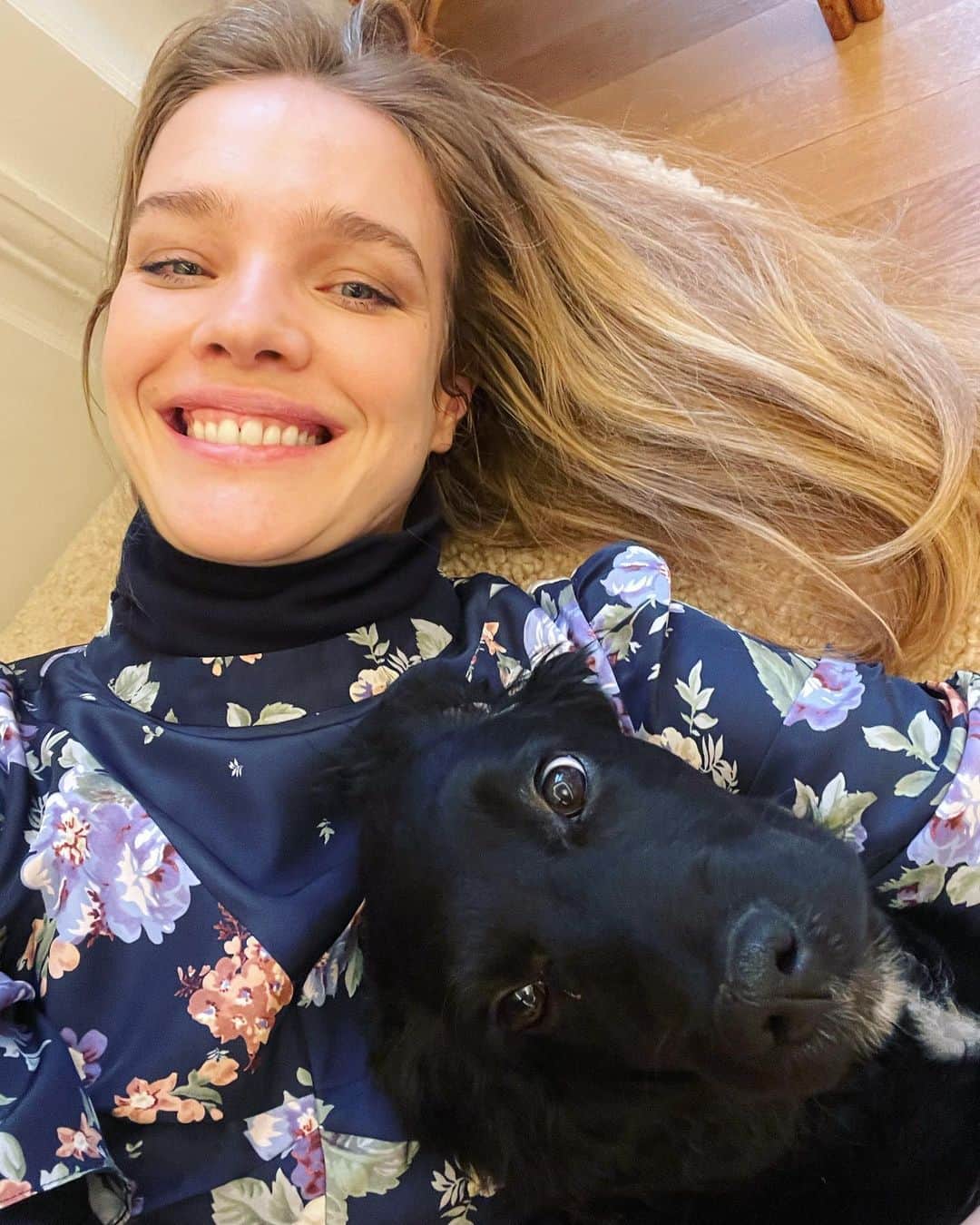 ナタリア・ヴォディアノヴァのインスタグラム：「We are all smiles here 🥰🙏🐕‍🦺 Thank you, guys, for your support @locals_org И улыбка, без сомнения, не покинет больше вас(и нас!!!) 🥰🥰🥰😍❤️」