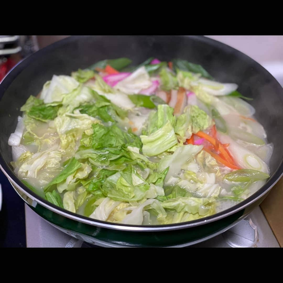 松浦麻里奈さんのインスタグラム写真 - (松浦麻里奈Instagram)「九州の味ちゃんぽん拉麺のたけんこ @umaichanpon  家でも本格ちゃんぽん😋🐾お取り寄せ🥰🌱 ムービー🎥2.3  各種具材がセットになってて、 野菜はすでにカットした状態でパッキング、 すがに作れちゃうし簡単に(●’3)♡(ε`●)  店と同じ濃縮なしの濃厚白濁豚骨＆ガラスープ。  スープがたっぷりで薄まることなく楽しめる👍 ２袋スープがあるんやけど純粋なチャンポンでも良かったけど  この時期寒いし、お鍋にすることに😽✨ まずは、別で買ってきたお肉をしゃぶしゃぶして 食べる😁🐾  野菜たっぷりやから野菜のうまみと 麺が意外に多くてお腹いっぱいなる！！  もちっとした麺が、スープによく絡むわ😁  #たけんこ #みなまた #お取り寄せラーメン #ちゃんぽん麺 #野菜たっぷりちゃんぽん #簡単便利 #野菜たっぷり #pr #お取り寄せグルメ#鍋料理 #鍋#ラーメン通販  #ラーメン #お家グルメ#グルメスタグラム #グルメ女子 #美味しいもの好きな人と繋がりたい #料理#ゴハン#飯テロ #チャンポン#ちゃんぽん#麺#麺スタグラム」1月20日 0時51分 - ay114.831m