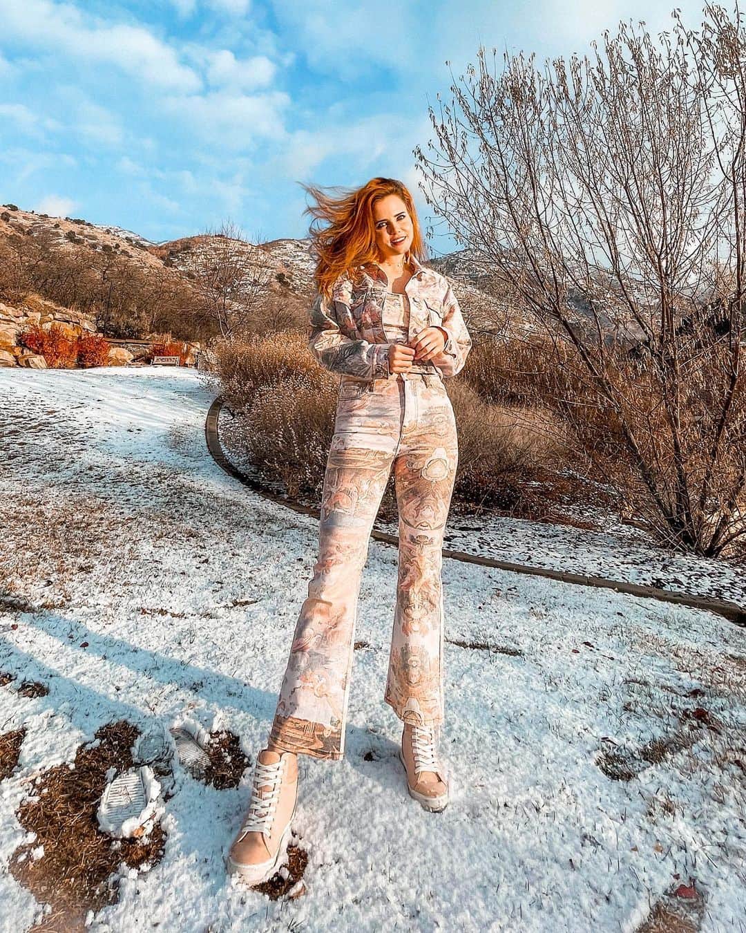 のインスタグラム：「💭 lol so my brother walked into the kitchen & said.. “why are you wearing that” 🧐.. I mean does there HAVE to be a reason to wear something like this!? 🤷‍♀️😅.. then again all I’ve been wearing are sweatpants so he has a point. 😆 - Guys! Only 3 days til the acoustic version of “Dear 2020” drops!!! Eeep! I can’t wait 🙈 Have you pre-saved it!? // Link in bio // - #OOTD: Full set from @forever21 🥰」