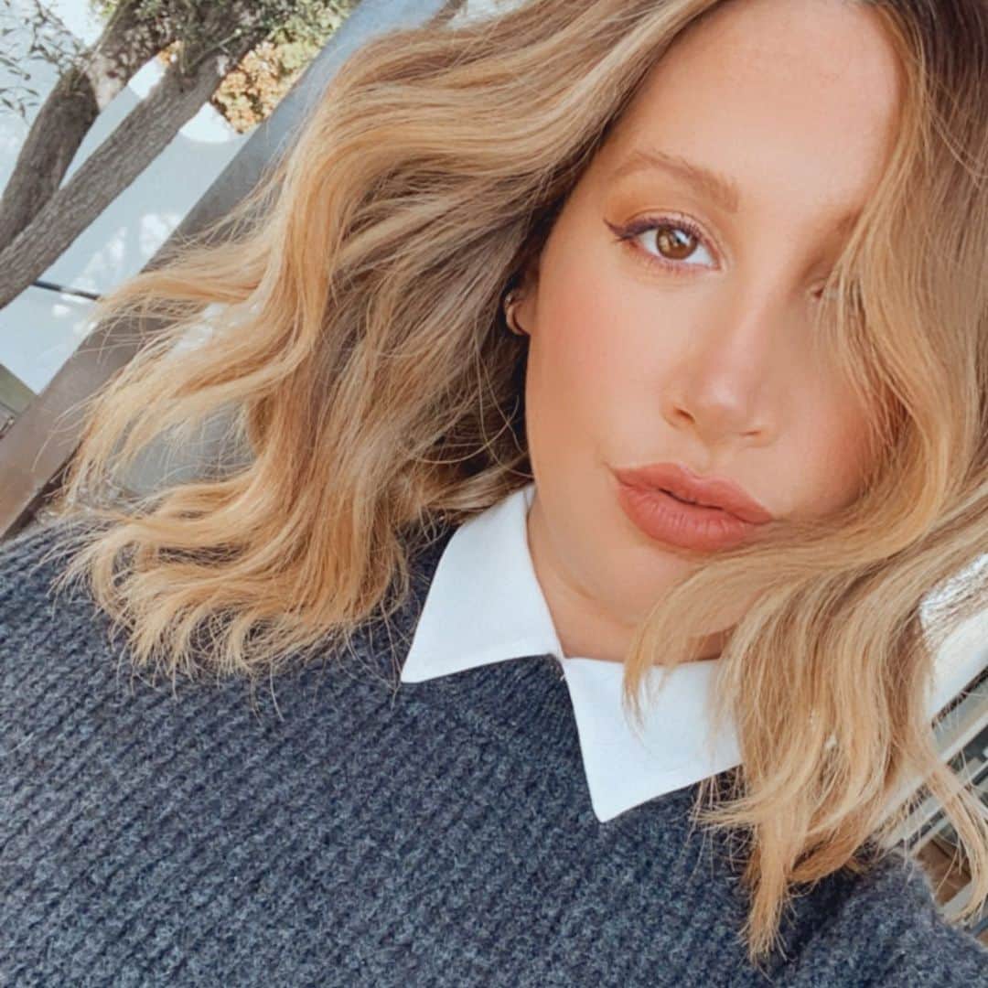 アシュレイ・ティスデイルのインスタグラム：「This look got me inspired to do a makeup tutorial using my favorite clean brands... what do you think? Yes or no?」