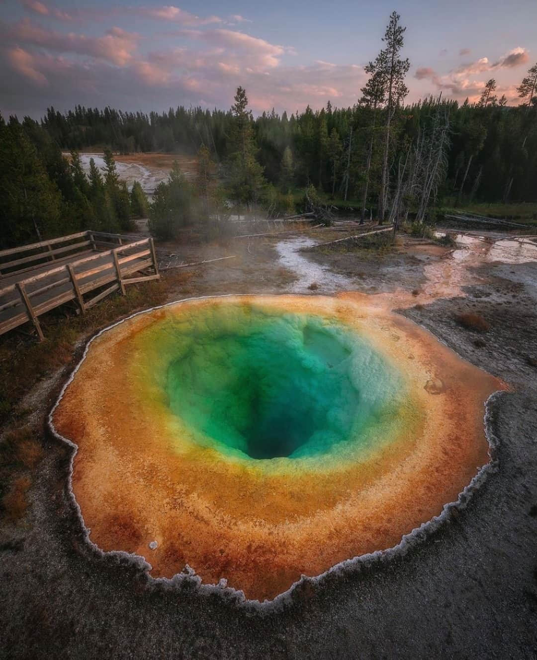 Earth Picsさんのインスタグラム写真 - (Earth PicsInstagram)「Morning Glory Pool, located at Yellowstone National Park , Wyoming 🌲 Photo by @andrewoptics」1月20日 1時00分 - earthpix