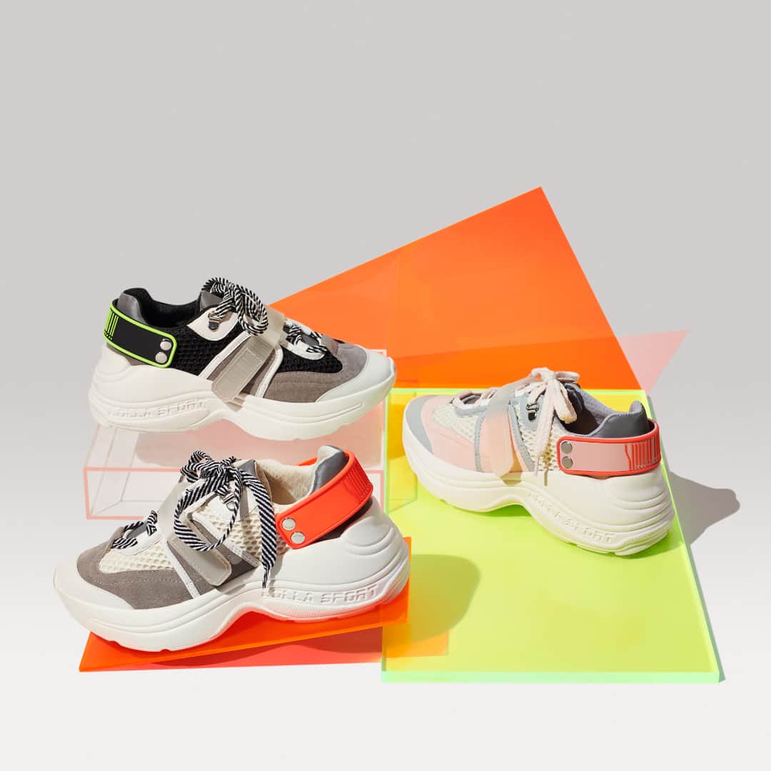 Santa Lollaのインスタグラム：「O tênis com solado robusto veio pra ficar! Nessa temporada os detalhes em neon dão charme ao modelo, que mistura recortes em diferentes materiais. [ DE: R$249,90 POR: R$189,90 ] #santalollaverao21 #liquidaSL #lollasport #chunkysneakers ⠀ *Liquidação não cumulativa com outros descontos, válida nas lojas físicas e online para produtos selecionados do Verão 2021. Os descontos podem variar de loja a loja, clique no link da bio e consulte na sua SL de preferência a participação nesta promoção e a disponibilidade de estoque.」