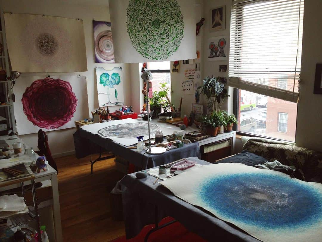 下條ユリさんのインスタグラム写真 - (下條ユリInstagram)「🌸 #YuriShimojo_MementoMori  was born in this small apartment in the South Side of Williamsburg during 2011~2013.  Not long after Japan’s Great Earthquake and Tsunami in March 2011, the news of Sakura trees blossoming in the midst of the debris triggered me to paint.  It was the beginning of my healing process as I was also experiencing my personal transition at that time. Over the two years, as I painted these five circles, I became able to face my personal farewells since I was a child.   #下條ユリメメントモリ  はブルックリンのこの小さなアパートで生まれました。  震災後、瓦礫の中で咲いた桜の知らせは、個人的な別れとも重なり泣いていたばかりだった私に絵を描かせてくれました。そこから癒しのプロセスが始まり、２年かけてこの５点の円の絵を描くにつれ、自分の子供の頃からの家族の死や別れにも向き合うことができるようになりました。  #東日本大震災10年  Memento Mori U.S premier  March 11 ~ April 18 2021 @praise.shadows.art  Boston  ・ ・ ・ #LifeCycle #CircleOfLife  #MementoMori #YuriShimojo #メメントモリ　#下條ユリ」1月20日 1時04分 - yurishimojo