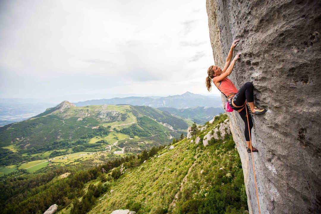 チェルシー・ルーズのインスタグラム：「Throughout my career as a climber (over 2 decades) I’ve been told a lot of things.   “You should quit or your fingers will shrivel up and become arthritic”   “Your feet are not going to be pretty anymore”  “No woman can do this route”  “You don’t look like you can climb 5.14 because you’re not ripped like I am. Why haven’t I climbed 5.14?”   “I will train her so she will beat you in competition”   The list is endless. And it’s sad to sit and reflect on this. Our community can certainly be supportive AND be really shitty simultaneously.   And my message for you is to keep that chin up and keep pushing forward even when you have others doubting you.   You don’t need to look a certain way to be a great climber. You don’t need to look a certain way to enjoy climbing for what it is. You don’t need to listen to those who doubt you or are envious of you. Just keep your eyes on your goal and what you’re intention is and you’ll do great things.   ❤️🧡💛💚💙💜」