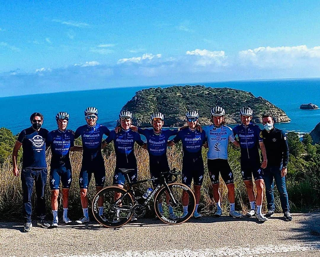 マーク・カヴェンディッシュさんのインスタグラム写真 - (マーク・カヴェンディッシュInstagram)「Bants with this lycra clad group are 🔥  #cycling #cyclinglife #cyclist #cyclists #procycling #view #banter #sprinter」1月20日 1時08分 - markcavendish