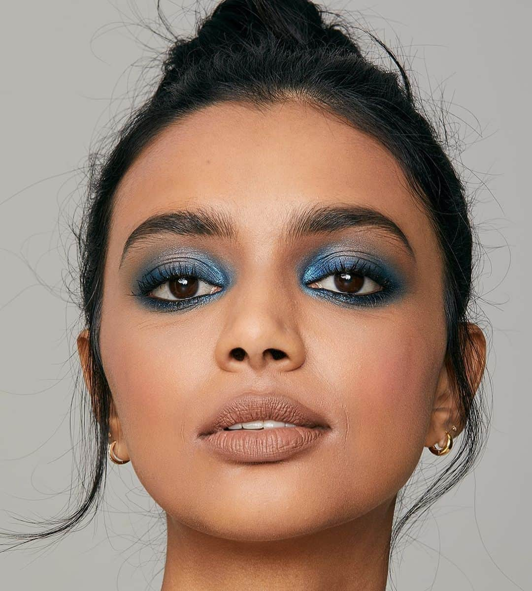 Maybelline New Yorkさんのインスタグラム写真 - (Maybelline New YorkInstagram)「GORGEOUS.💙 Get this stunning blue smokey eye with our #colorstrike eyeshadow pen in ‘ace’, #masterchrome highlighter in ‘molten gold’, #cheekheat blush, & #superstaymatteink lipstick in ‘poet’. Tag a friend that would love this look! #mnyitlook」1月20日 1時08分 - maybelline