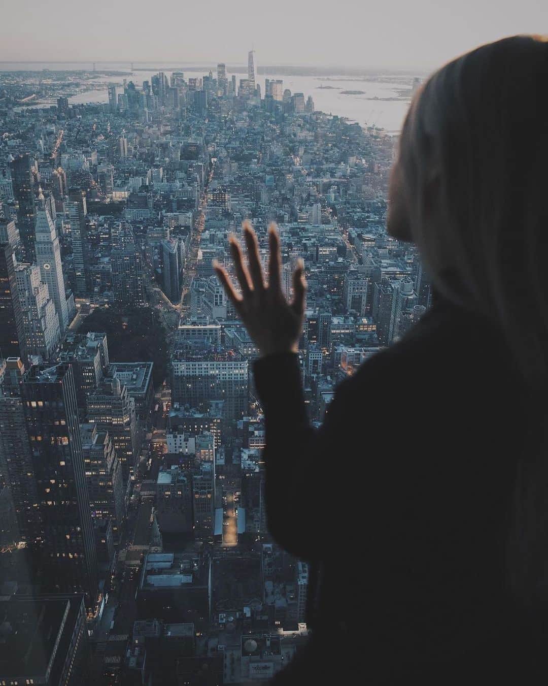 Empire State Buildingのインスタグラム：「Up here, you’ll become 👑 of the concrete jungle ✨    📷: @amandanicolex #EmpireStateBuilding」