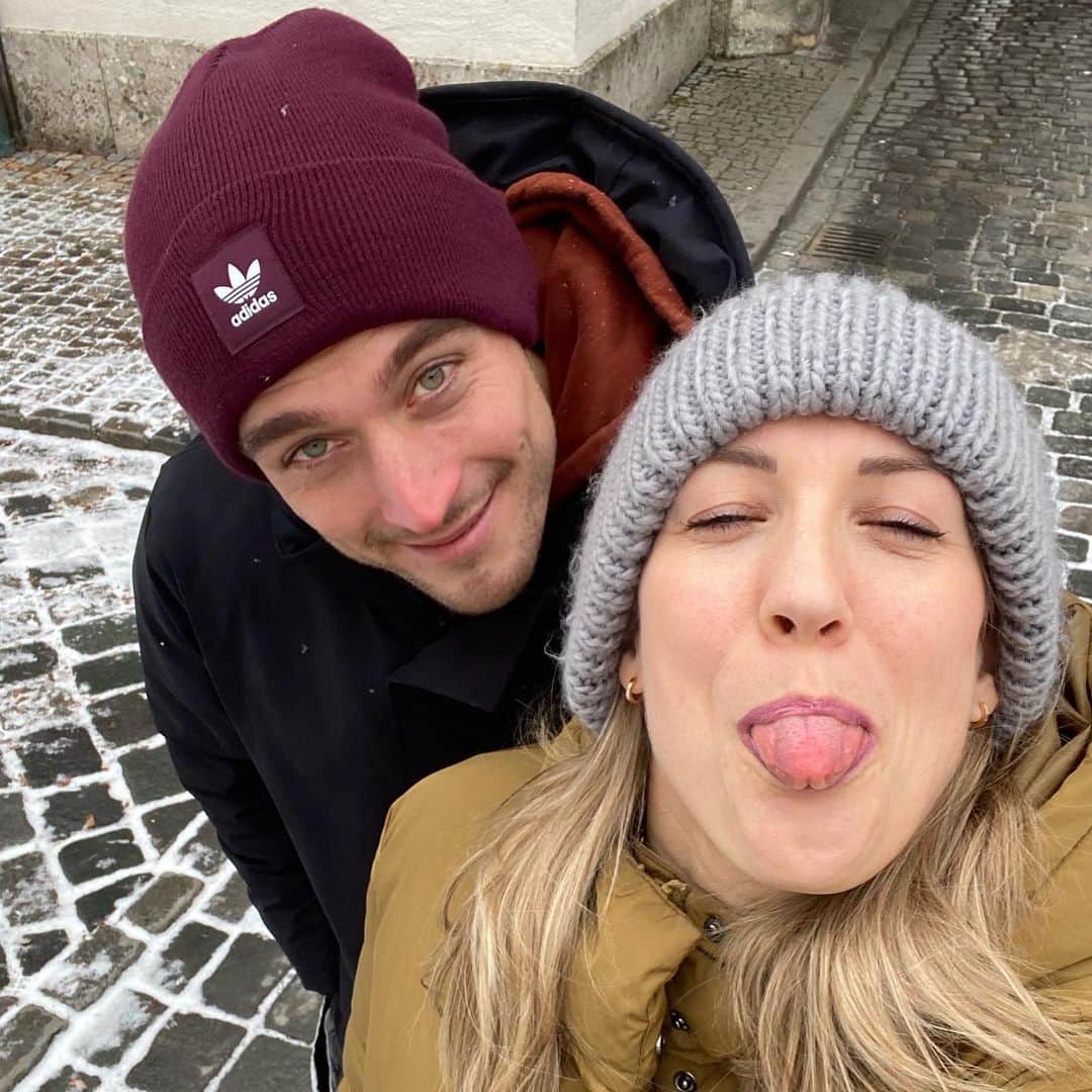 Verena Faisstのインスタグラム：「Schweers Lebe 🙋🏼‍♀️✌🏼 #dieschweersens #spassandefreud #spaziergängle #imschnee #jucheee ⛄️❄️」