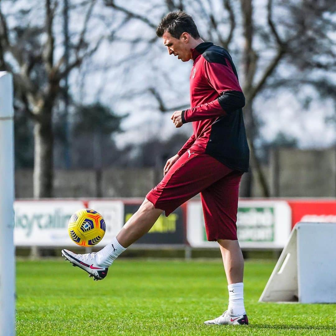 ACミランさんのインスタグラム写真 - (ACミランInstagram)「🏃🏻‍♂️ @mariomandzukic: wasting no time at all 💪  #ReadyToUnleash #SempreMilan」1月20日 1時18分 - acmilan