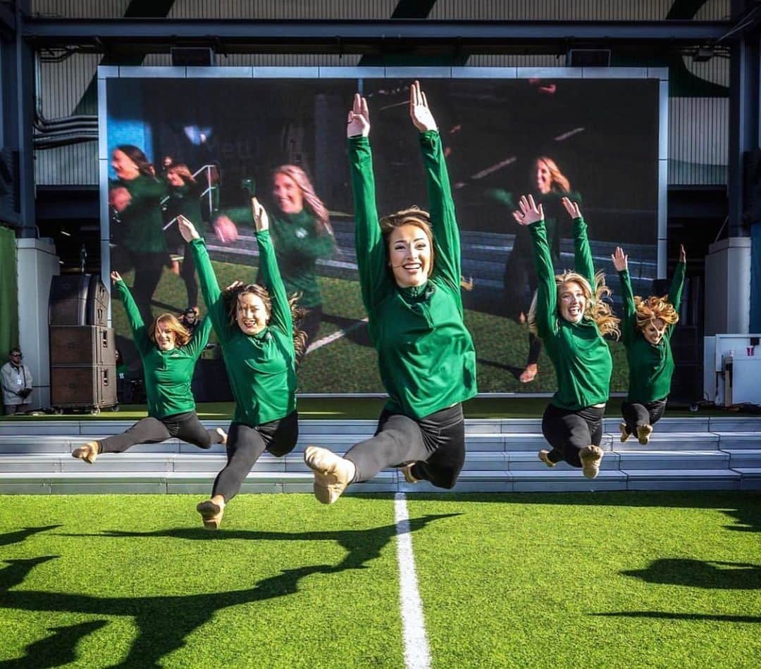 Jets Flight Crewのインスタグラム：「Leaping into the New Year!  What are some of your 2021 goals?!💚✨ #jetsflightcrew  #cheerleaders #goals #2021」