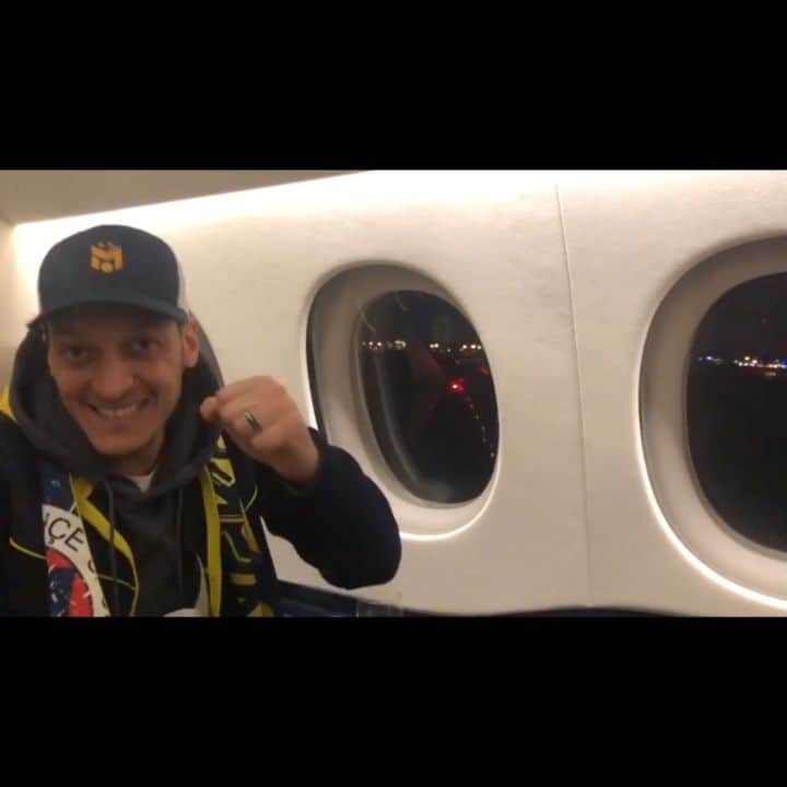 メスト・エジルのインスタグラム：「Touchdown in Istanbul... 🛬🇹🇷💛💙 #throwback」