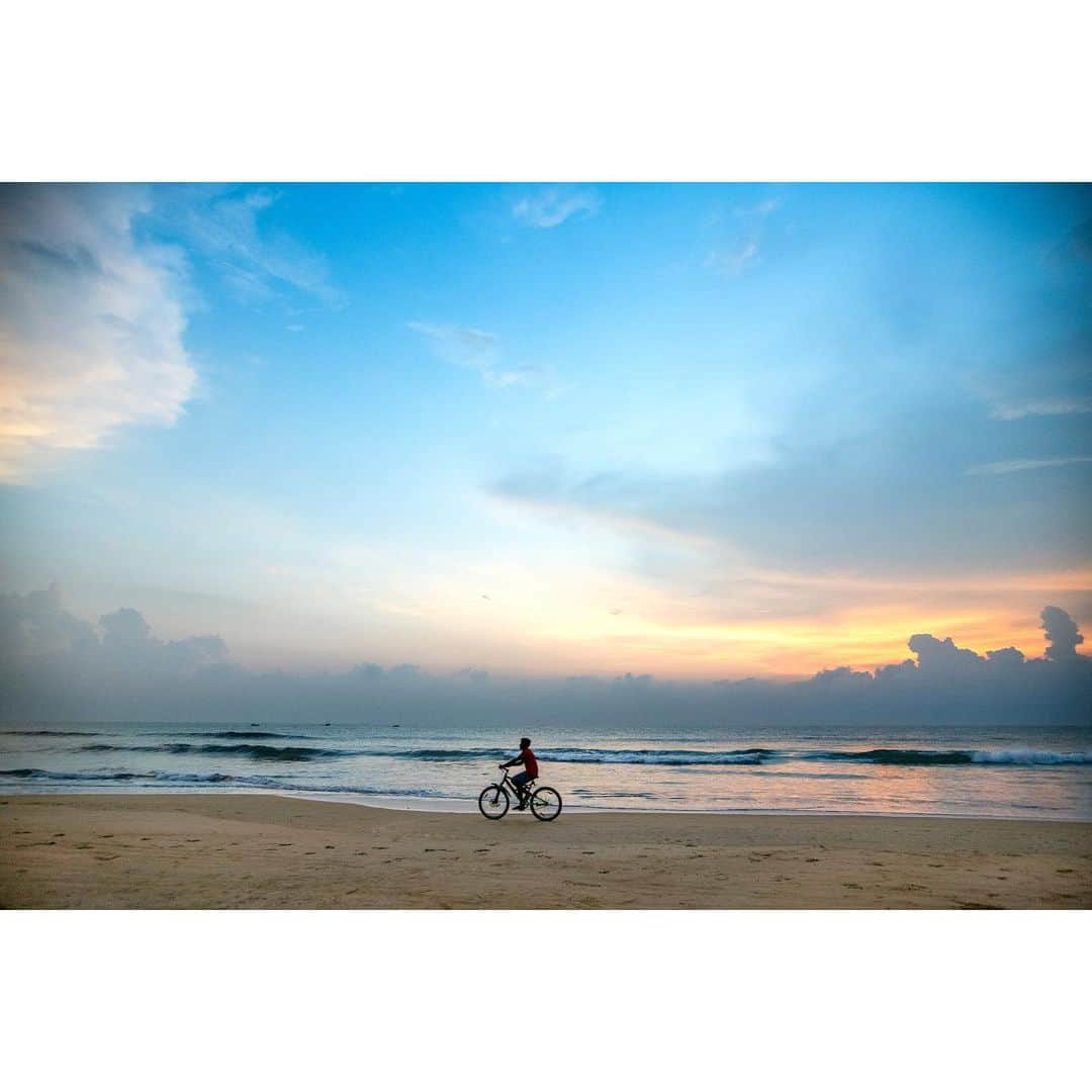 スティーブ・マカリーさんのインスタグラム写真 - (スティーブ・マカリーInstagram)「"Whoever invented the bicycle deserves the thanks of humanity." - Lord Charles Beresford  1st image: #Cuba, 2015. 2nd image: #Kabul, #Afghanistan, 2003. 3rd image: #Goa, #India, 2019.  #SteveMcCurry #SteveMcCurryIndia #SteveMcCurryIndia」1月20日 1時31分 - stevemccurryofficial