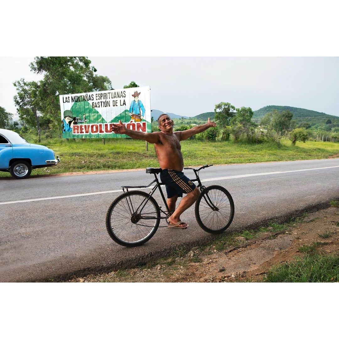 スティーブ・マカリーさんのインスタグラム写真 - (スティーブ・マカリーInstagram)「"Whoever invented the bicycle deserves the thanks of humanity." - Lord Charles Beresford  1st image: #Cuba, 2015. 2nd image: #Kabul, #Afghanistan, 2003. 3rd image: #Goa, #India, 2019.  #SteveMcCurry #SteveMcCurryIndia #SteveMcCurryIndia」1月20日 1時31分 - stevemccurryofficial