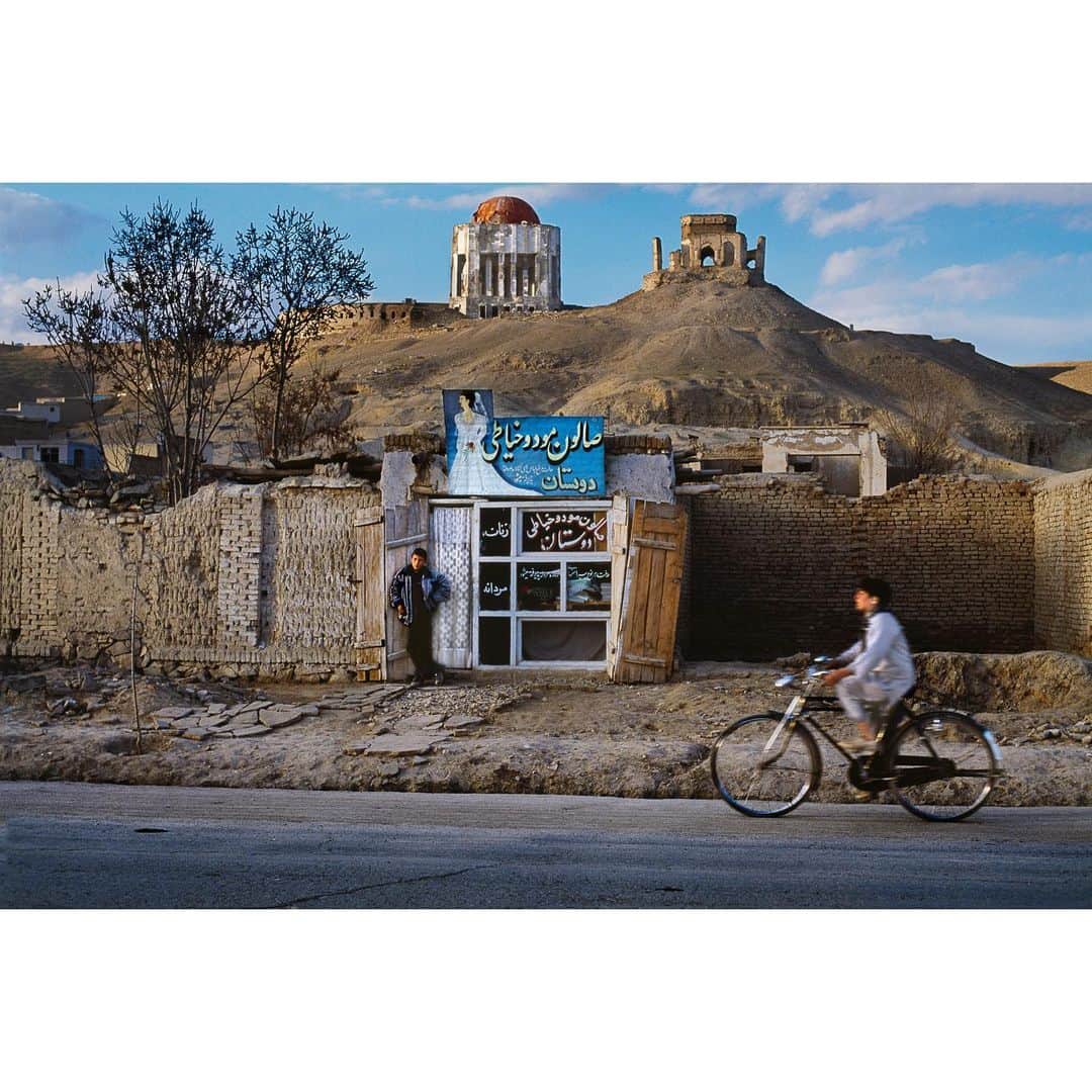 スティーブ・マカリーさんのインスタグラム写真 - (スティーブ・マカリーInstagram)「"Whoever invented the bicycle deserves the thanks of humanity." - Lord Charles Beresford  1st image: #Cuba, 2015. 2nd image: #Kabul, #Afghanistan, 2003. 3rd image: #Goa, #India, 2019.  #SteveMcCurry #SteveMcCurryIndia #SteveMcCurryIndia」1月20日 1時31分 - stevemccurryofficial