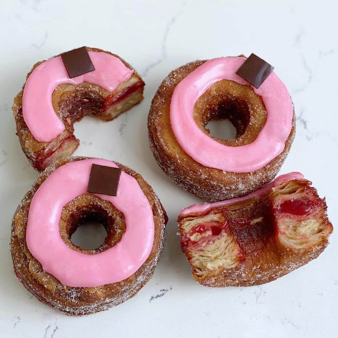 DOMINIQUE ANSEL BAKERYさんのインスタグラム写真 - (DOMINIQUE ANSEL BAKERYInstagram)「Getting ready for February and Valentine’s Day around the corner. Our February Cronut for Soho will be Strawberry Hojicha, filled with homemade strawberry jam and creamy hojicha (Japanese roasted green tea) ganache. Starts Feb 1st in Soho, preorders for pick-ups are online now at NYC.CronutPreorder.com.」1月20日 1時32分 - dominiqueansel