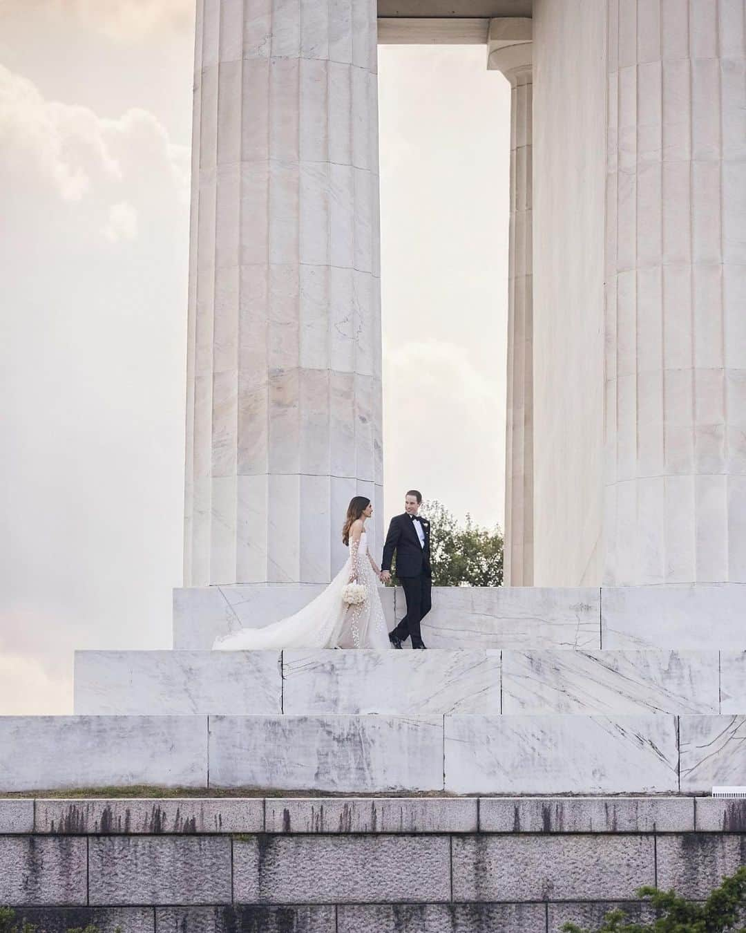 オスカーデラレンタさんのインスタグラム写真 - (オスカーデラレンタInstagram)「And the rest is history. Bride @lexi.e.hall wore the wisteria embroidered tulle gown for her monumental Washington, D.C. wedding. #odlrbridal  Photographed by @christianothstudio.」1月20日 1時26分 - oscardelarenta